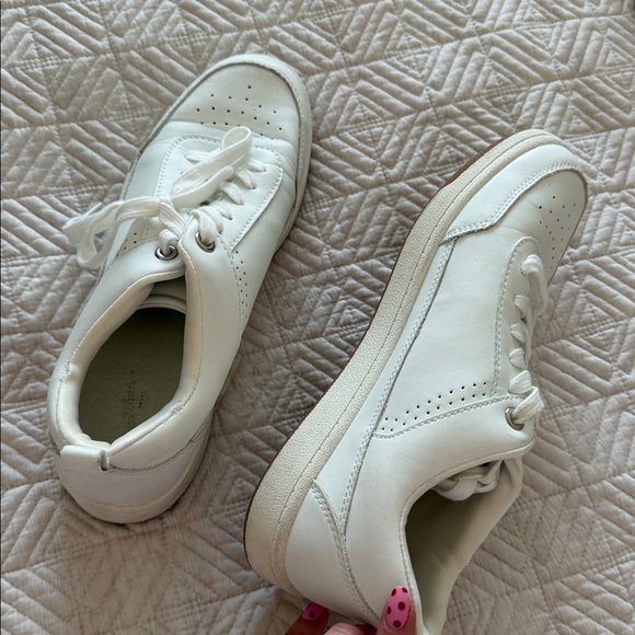 Target Universal Threads Women’s White Sneakers - Picture 6 of 6